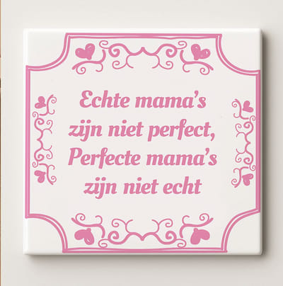 Echte Mama’s Zijn Niet Perfect Tegel 15x15cm – “Perfecte Mama’s Zijn Niet Echt” – Hartverwarmende Roze Keramische Wandtegel, Mooi Cadeau voor Moederdag of Woondecoratie