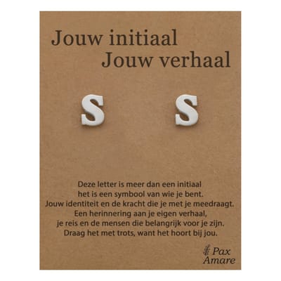 Letter S Oorbellen op Cadeau Kaartje - Jouw initiaal, jouw verhaal - Zilverkleurig Stainless Steel - 7mm Initiaal Oorknopjes- Pax Amare