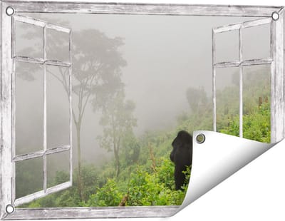 Gards Tuinposter Doorkijk Gorilla in het Woud tijdens de Mist - 60x40 cm - Tuindoek - Tuindecoratie - Wanddecoratie buiten - Tuinschilderij