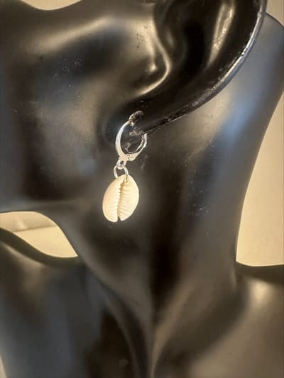 Zilverkleurige oorringetjes met een schelpje| Make up | Parfum | Moederdag | Verjaardagscadeau| Cadeautje| Valentijnsdag| Kado | sieraden | vaderdag | oorbellen | oorsieraden