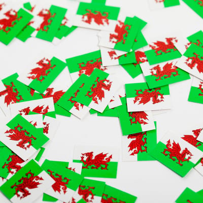 150 stuks Tafel confetti papier Wales - Hapjes Cocktail Tapas Zomer Terras EK WK Voetbal Decoratie Tafelconfetti