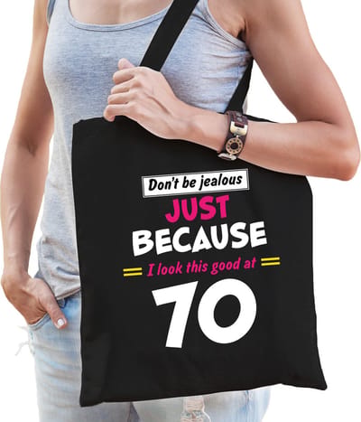 Dont be jealous just because i look this good at 70 - verjaardag cadeau - tasje - zwart - dames