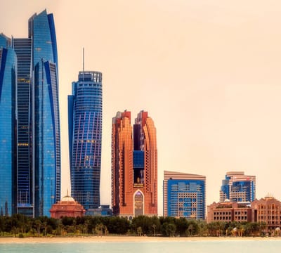 De skyline van Abu Dhabi bij rode woestijngloed - Fotobehang (in banen) - 250 x 260 cm