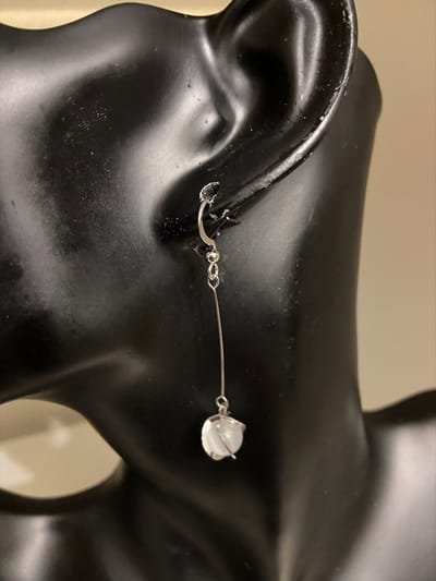 Opaal versieringsoorbellen zilverkleurig || Make up | Parfum | Moederdag | Verjaardagscadeau| Cadeautje| Valentijnsdag| Kado | sieraden | vaderdag | oorbellen | oorsieraden