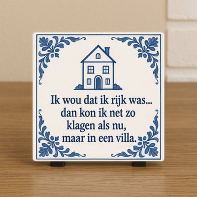 Spreuk Tegel 10,5x10,5cm – Humor – Ik wou dat ik rijk was… dan kon ik klagen in een villa – Trendy Nu –Decoratie – Zomaar – Decoratief Tegeltje met Standaard – Cadeau Idee
