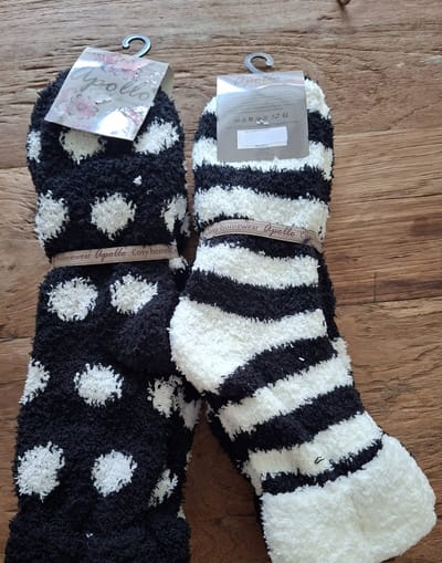 Apollo - Bedsokken dames -Zwart/Wit- 2 -Pak -One Size -Slaapsokken - Fluffy sokken- Warme sokken