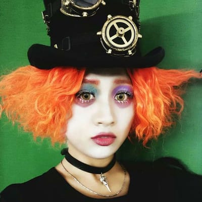 Halloween Mad Hatter Kostuumperruque voor Mannen, Korte Krullende Afro, Oranje Cosplay Haaraccessoire