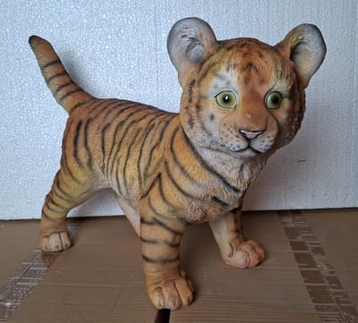 Groot Tijgerwelp Beeld – Polystone – 45×22×33 cm – Levensecht Decoratiebeeld