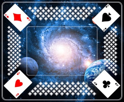 Premium Kaartmat (59x49cm) GALAXY - Kaartkleed- Kaart Tapijt - Ideaal voor Gezellige Kaartspellen met Vrienden en Familie - Gedrukt op Vilt met Antislip Latex Onderlaag - Duurzaam en Hoogwaardig!