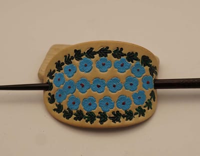 Lederen haarspeld + stok van licht blauw bloemen in bladeren rand - fleurige bloemen haarspeld - leren haarspeld met bloempjes - bloemetjes haarspelden - vrouwelijke haarspelden - sierlijke natuur haarspeld - haarspeld licht blauw bloemen