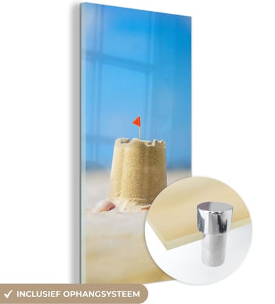 MuchoWow® Glasschilderij 20x40 cm - Schilderij acrylglas - Zandkasteel - Strand - Schelpen - Zomer - Foto op glas - Schilderijen
