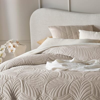 Famanu - Luxe sprei 240x260 cm beige, fluwelen woondeken met quiltpatroon