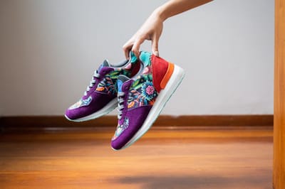 Inkkas Saras Cush dames sneaker – comfortabele suède jogger met Japanse bloemprint – lichtblauw/roze – extra dempende CUSH zool, maat 39