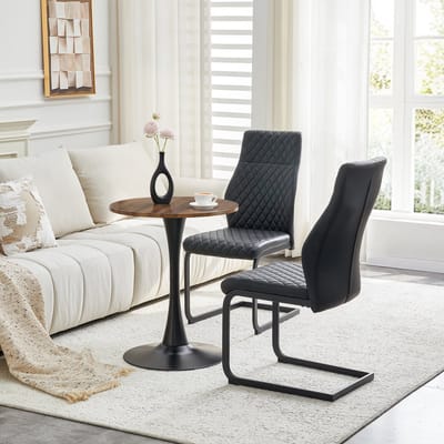 Tafel- en stoelenset. Ronde tafel van 60 cm, gemaakt van MDF, met zwarte steunpoten en 2 zwarte eetkamerstoelen met ruitpatroon op de rugleuning en zwart metalen frame. Perfect voor Europese woonkamers.