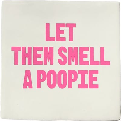 Snoes Spreuktegel – Let Them Smell A Poopie – Wit met Roze – Inclusief Gratis Plakhaakje – Handgemaakt Keramiek 10x10 cm – Motivatie Cadeau Sport & Wedstrijd – Grappige Wanddecoratie