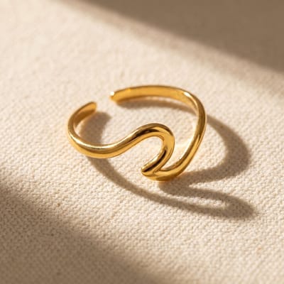 Lundholm Ringen Dames Goud kleurig Minimalistisch Gouden Ring Dames - Gouden Ring - Vrouwen Ring– Premium Stainless Steel Goud Verguld – Verstelbare Ring One Size – Milea Serie Waves Golvende Ring - Cadeau voor Haar Cadeautje Vrouw