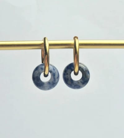 Oorringen met Donut hanger - Sodaliet - Blauwe (half)edelsteen - Stainless Steel - goudkleurige oorbellen met hanger
