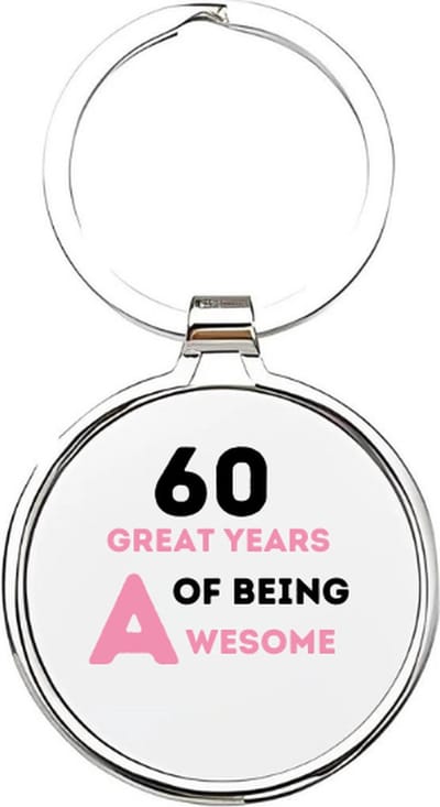 Akyol - 60 great years of being awesome Sleutelhanger - Verjaardag - jarigen - jarig - jarige - 60 jaar - verjaardagscadeau - cadeau voor een jarige - feest - cadeau - cadeautje - verjaardagscadeautje - 4 x 7,5 CM