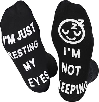 Malinsi® Grappige Sokken - I'm Not Sleeping - Leuke Huissokken AntiSlip Heren en Dames - Gekke Cadeaus Cadeautjes Volwassenen - Funny Socks - Vrolijke Slofsokken Zwart met Tekst - Cadeau voor Mannen & Vrouwen - Moeder Kados - Vaderdag Geschenk