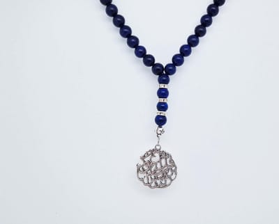 Handgemaakte Natuurstenen Autohanger " Azuur"- Met metaal hanger - "Qul aeuidh birabi alnaas" - 8 mm diameter van de korrel- Mooie accessoire en decoratie voor de auto