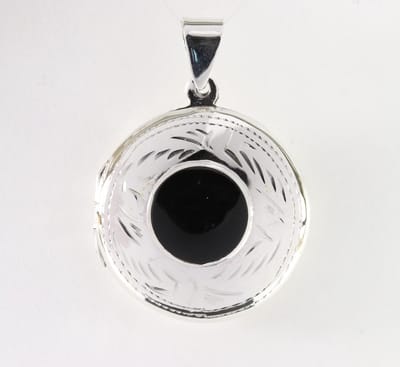 Rond bewerkt zilveren medaillon met onyx