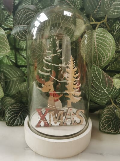 Snowglobe Beeldje kerst met led lichtjes XMAS kerstsparren  en Rendier en de letters XMAS Ø9cmx16,5cm H