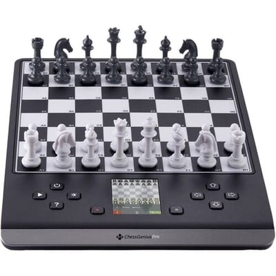 Millennium Chess Genius Pro M815 Schaakcomputer AI-functies, Magnetische schaakstukken, Druksensorbord, Kleurendisplay met verlichting