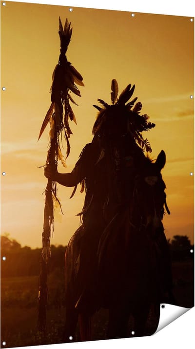 Gards Tuinposter Indiaan met een Speer bij Zonsondergang - 120x180 cm - Tuindoek - Tuindecoratie - Wanddecoratie buiten - Tuinschilderij