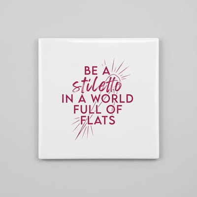 Motiverende Quote Keramische Tegel “Be a Stiletto in a World Full of Flats” – Krachtige Typografie Wanddecoratie – 15 x 15 cm