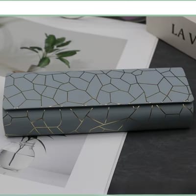 Blauwe brillenkoker dames en heren – hard case met goudkleurig geometrisch patroon – klep sluiting – rechthoekige opberg case voor bril of zonnebril