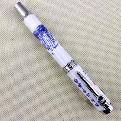 Luxe balpen van blauw-wit porselein met Chinese kalligrafie en bootontwerp, perfect voor schrijfliefhebbers en als cadeau