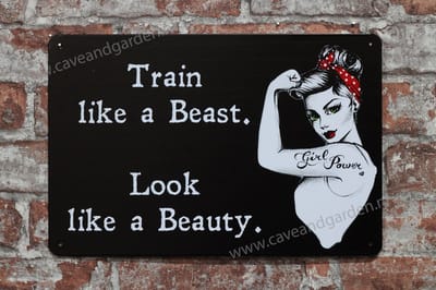 Beauty & Beast - Metalen wandbord - Wandbord - Metalen bord - Metal sign - Mancave wandborden - 20 x 30cm - Wand decoratie - Metalen bordjes mancave - Bar decoratie - Tekstborden - Cave & Garden