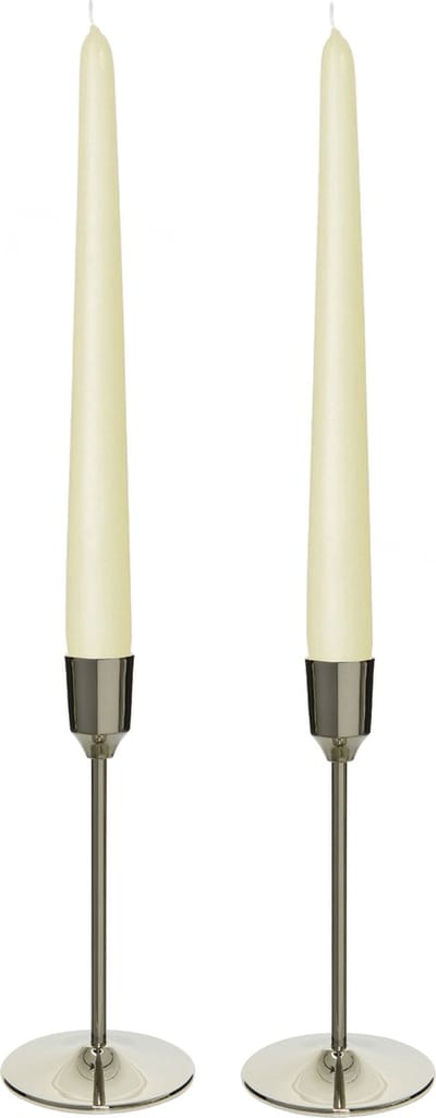 Kandelaars 2x aluminium zilver 20 cm met 12x dinerkaarsen ivoor wit