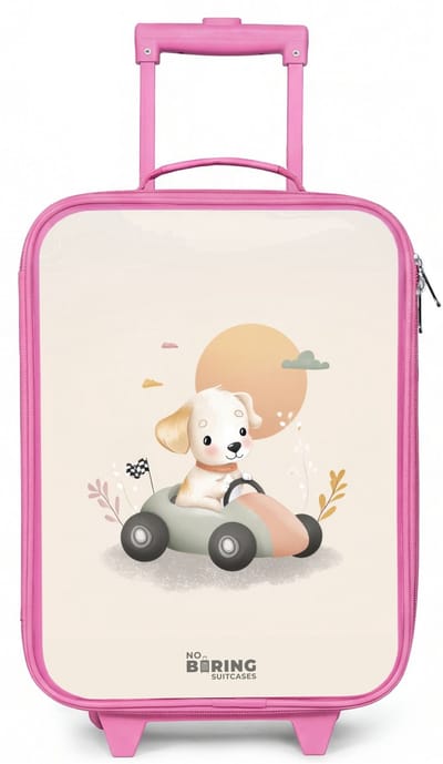 NoBoringSuitcases.com® - Kinderkoffer roze - Kindertrolley meisje - Puppy in een raceauto in beige kleuren - Koffer kind lichtgewicht - Reiskoffer trolley voor kinderen - Koffertje met lichtgevende wieltjes - Rolkoffer