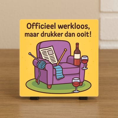 Wenstegeltje "Werkloos maar Drukker dan Ooit" – Grappig Pensioen Cadeau - Hip trendy tegeltje – Wanddecoratie – Sfeervol en Persoonlijk – Trendy nu – Decoratief Tegeltje met Standaard – Cadeau Idee