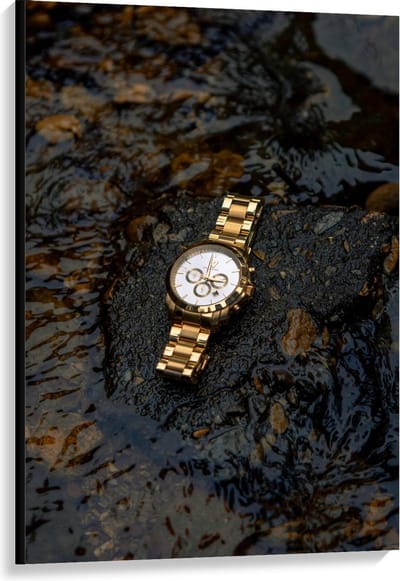 Canvas  - Goude Horloge op Waterige Steen - 80x120cm Foto op Canvas Schilderij (Wanddecoratie op Canvas)
