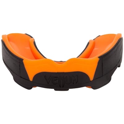 Venum Predator Serie - Bescherming voor tanden - Zwart/Oranje - Enkelvoudige Bovenbescherming - Inclusief Antibacteriële Doos