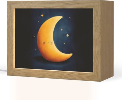 Nachtlampje 20x15 cm - Kinder lampje - Maan - Geel - Sterren - Gezichtje - Tafellamp kinderkamer - Slaapkamer lamp - Bedlamp kinderen - Kinderlampje stopcontact - Wandlamp babykamer - Nachtlampjes