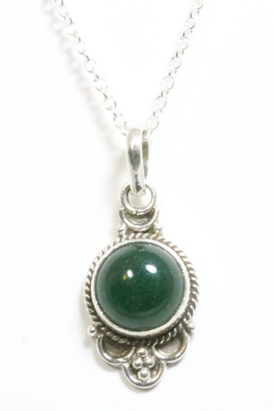 Fijne bewerkte zilveren hanger met jade aan ketting