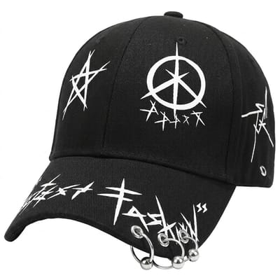 Zwart wit graffiti baseball pet dames en heren – cap met print, metalen ringen en gebogen klep – verstelbare hip hop baseball pet met streetwear design – zwarte casual pet met decoratieve details