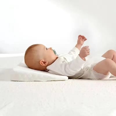 Pasgeborenen Anti-Kauw Kussen – Verstelbaar en Ademend Hoofdkussen met Geheugenschuim – Ideaal voor Zijligging en Voeden – Ademend, Antislip en Veilig Tegen Verstikking – Multifunctioneel Baby Kussen