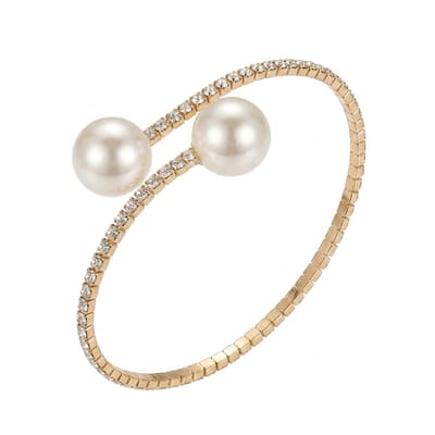 Goudkleurige open armband voor dames met glinsterende steentjes en twee grote parelaccenten – elegante dames armband