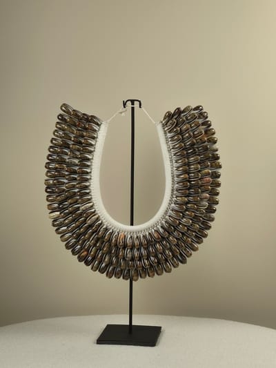 Blitzdeco - Schelpen Kraag op Standaard - Paris - Handgemaakt - Donkerbruin - 50 cm