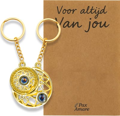 Koppel Sleutelhanger voor 2 'Voor altijd van jou' - Rondjes ILY IN 100 TALEN - Sleutelhanger set op Cadeau Kaartje - Goudkleurig - Persoonlijke Hanger - Pax Amare