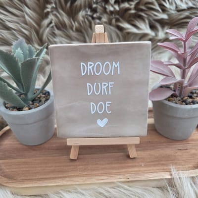 Robuust wenstegeltje “Droom durf doe” – Motivatie Cadeau – Keramiek – Decoratie – Cadeautje – Vriendschap - Trendy nu – Decoratief Tegeltje met Standaard – Cadeau Idee