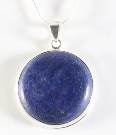 Ronde hoogglans zilveren hanger met lapis lazuli aan ketting