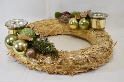 ZoeZo Design - Krans - natuurlijke materialen - riet - Ø 30 cm - ligkrans - kerstkrans - tafelkrans - met 2 waxinelichtjeshouders - groen - goud - bruin - kerststukje