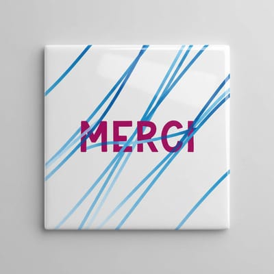 Decoratieve “Merci” Keramische Wandtegel 15×15 cm – Modern Blauw Lijnontwerp – Cadeau & Woondecoratie