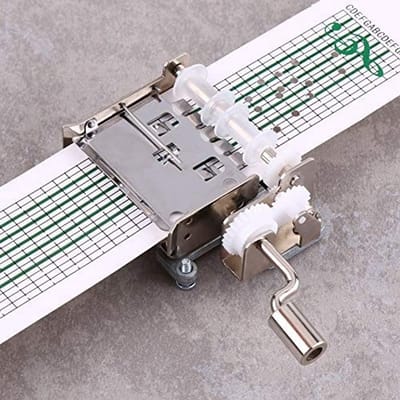 SPHProducts - Muziekdoos Bewegingsset - Doe-het-zelf Handslinger - Creatief en educatief - Compact formaat - Met perforator en tapes - Geschikt voor ki...