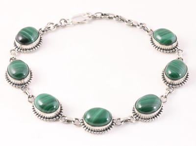 Bewerkte zilveren armband met malachiet